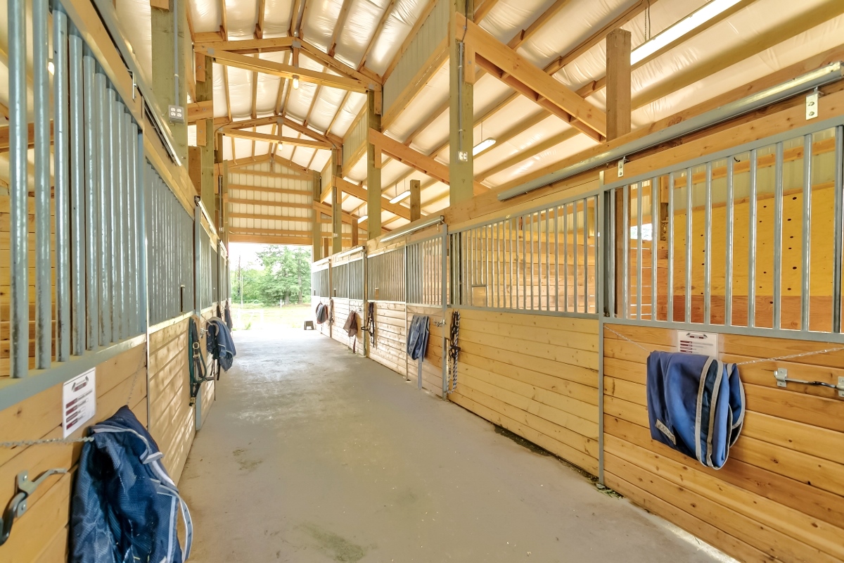 Tresie Wiersma Burkwood Farm Stalls – The Northwest Horse Source