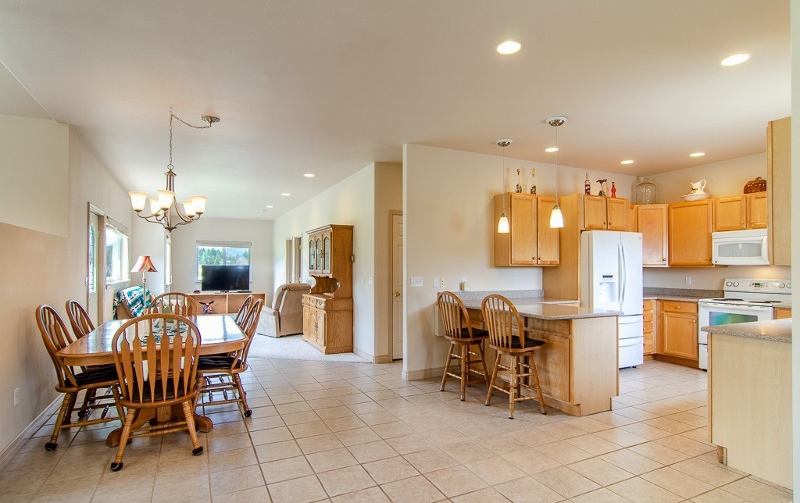 Allison Trimble 18215 Marriott Lane Bellingham Kitchen Dining (800x503